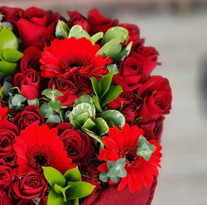 باقة مع سكارف احمر