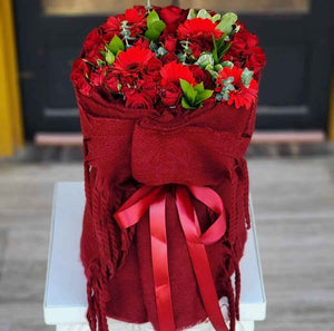 باقة مع سكارف احمر