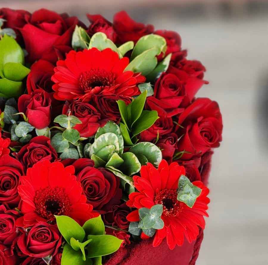 باقة مع سكارف احمر