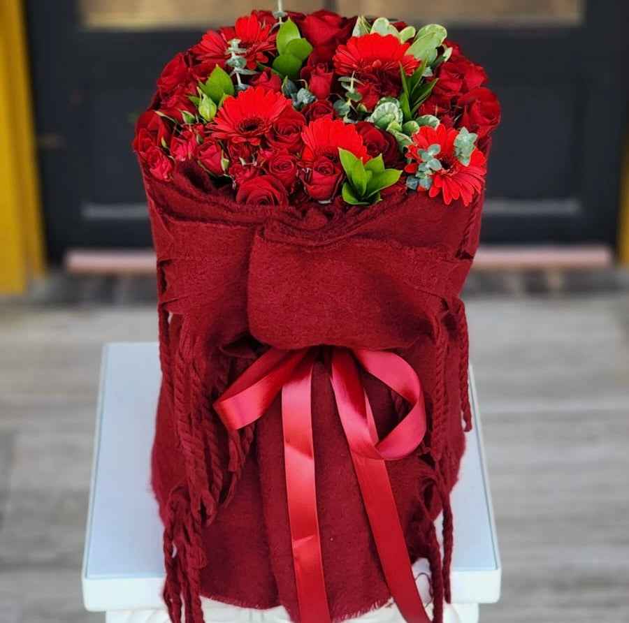 باقة مع سكارف احمر