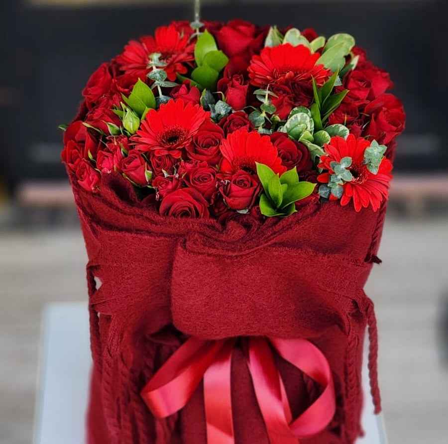 باقة مع سكارف احمر